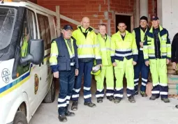 Alcuni dei volontari della Protezione civile  all'apertura del cantiere della nuova sede