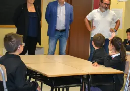 Il sindaco Marco Gallo e la assessora all’Istruzione Lucia Rosso hanno augurato buon anno scolastico a tutti recandosi simbolicamente in un’aula delle primarie con il dirigente scolastico Davide Martini