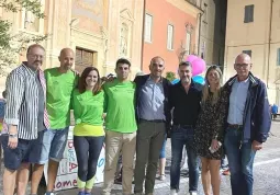 Gli organizzatori di Assoimprese (Stefano Manfrinato e Davide Marabotto) e  alcuni del Comitato Fitwalking (Andrea Pellegrino, Franca Aimar,  Walter Marino)  con gli assessori Diego Bressi, Beatrice Aimar, Ezio Donadio