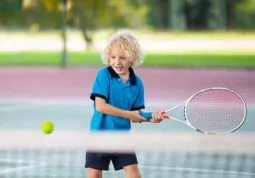 Un'immagine da internet. Il Tennis Club Busca, con il patrocinio della Città, propone per la stagione 2022/2023 corsi collettivi di minitennis “Club school”, rivolti a bambini e ragazzi delle scuole primarie e medie con iscrizioni entro il 20 settembre