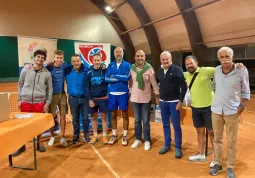 Gli organizzatori  del torneo di tennis con l'assessore allo Sport Diego Bressi