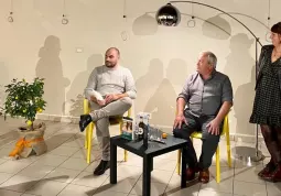 Voltolini, presentato dalla assessora all'Istruzione Lucia Rosso, ha conversato con Fabio Dutto della biblioteca di Chiusa Pesio