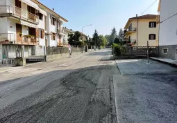 Sono in corso a cura di Edison Teleriscaldamento e su sollecito del Comune i  lavori di fresatura e di preparazione per la bitumatura in via Anna Frank