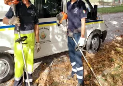 Tra i volontari della Protezione civile comunale al lavoro ieri in collina anche l'assessore Ezio Donadio, a destra, e il consigliere comunale Elio Campana
