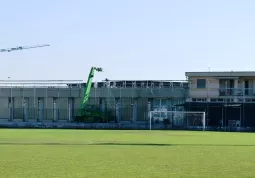 I lavori di installazione degli impianti fotovoltaici sul tetto della bocciofila comunale