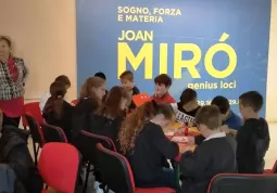 I giovani studenti impegnati in  laboratori studiati per ogni ciclo, dall'nfanzia alle medie di secondo grado