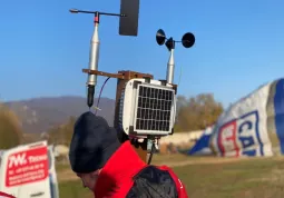 Il montaggio della prima stazione meteorologica di Busca