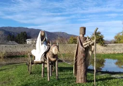 Un presepe realizzato in legno  a misura d'uomo occupa il parco a cielo aperto