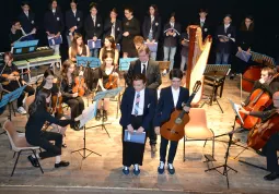 L’Orchestra e il Coro delle Scuole di Musica dell’Academia Montis Regalisl diretti dal Maestro  Maurzio Fornero