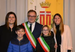 Il sindaco Marco Gallo, la assessora alle Politiche giovanili e al CCR Beatrice Aimar e la assessora all'Istruzione Lucia Rosso, con la sindaca jr Giulia Ferrara e il vice-sindaco jr Riccardo Savoca