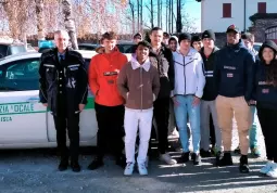 Il Comandante della Polizia locale di Busca con un gruppo di studenti della scuola professionale AFP di Dronero