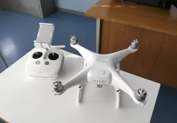 Il drone recentemente acquistato dal Comune per attività di Protezione civile e Polizia locale, il cui utilizzo e sottoposto a precisi requisiti, illustrati ai ragazzi
