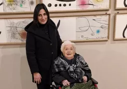 La pittrice Maria Rosa Ravera Aira e la direttrice  della casa di riposo in visita alla mostra di Mirò in Casa Francotto