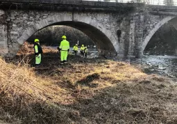  I volontari al lavoro sulle sponde del torrente Maira in prossimità del ponte di via Villafalletto