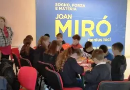 Molti giovani e scolaresche hanno partecipato a laboratori didattici nelle sale della mostra