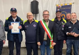 Il sindaco Marco Gallo con il coordinatore della Portezione civile comunale di Busca Antonio Beoletto alla cerimonia di sabato scorso a Fossano