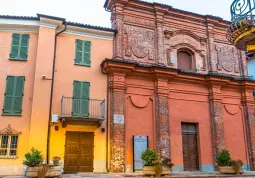 Il Teatro Civico si trova all’interno di una chiesa sconsacrata del XV secolo, in pieno centro storico 