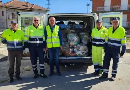 Raccolta rifiuti per strada