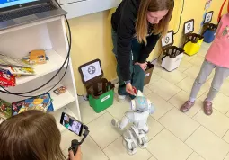 Raccolta differenziata insegnata dal robot