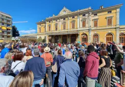 Successo di un flash mob organizzato a Saluzzo per un'esigenza veramente sentita