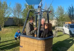 Il meteorologo della 7 TV Paolo Sottocorona oggi in volo in mongolfiera sui cieli di Busca 