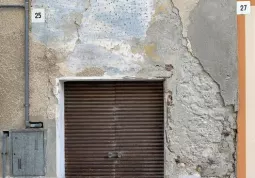Luigi Ciotta ricerca le macchie e le scrostature sui muri di Busca