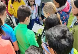 Ragazzi nel Giardino dell'infinito