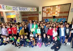 Sindaco e assessora con le classi di quinta della scuola primaria del capoluogo