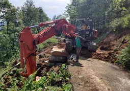 Lavori di ripristino sulla strada Lemma - Pian Pietro di Valmala dopo le piogge di fine maggio