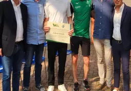 Un momento delle premiazioni con al centro il calciatore Federcio Giraudo 