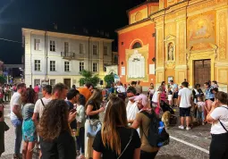 Molta gente in centro per il party di benvenuto all’estate