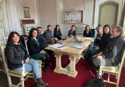 Uno dei tavoli di lavoro per la redazione del progetto con le assessore Rosso e Aimar,  il dirigente scolastico, i professionisti dell'istituto Adler, gli educatori, i volontari e gli operatori del consorzio socio-assistenziale