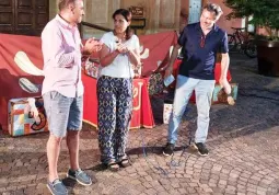 Gli assessori Diego Bressi e Lucia Rosso salutano il pubblico prima dello spettacolo