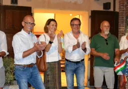 Al taglio del nastro il sindaco Marco Gallo con gli assessori Beatrice Aimar ed Ezio Donadio e i consiglieri Chiara Giusiano e Paolo Comba, con la assessora alle Manifestazione del Comune di Cuneo, Sara Tomatis, e il direttore artistico del festival Fabrizio Gavosto