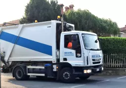 Domani raccolta rifiuti porta a porta regolare