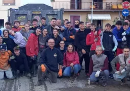 Il volontario della Protezione civile comunale e consigliere comunale Elio Campana con il gruppo di ragazzi impegnatia a Montemurlo