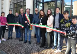 Inaugurato lo spazio socio-educativo rinnovato e ampliato al piano terreno della ex scuola elementare, in via Carletto Michelis. Il progetto è stato co-finanziato con il Comune dalla Fondazione CRC