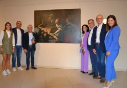 Gli ammnistratori comunali e i curatori della mostra davanti a un'opera della scuola di Artemisia Gentileschi