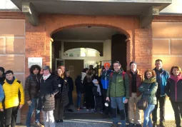 Un gruppo di visitatori della mostra davanti a Casa Francotto  in partenza per il tour Busca sotterranea
