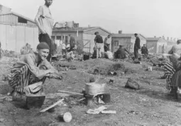 Sopravvissuti del campo di concentramento di Dachau, subito dopo la liberazione del 29 aprile 1945