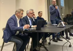 Hanno parlato il sindaco Marco Gallo, l’assessore alle Avvità produttive  Diego Bressi, il manager del Distretto del commercio di Busca Marco Manfrinato, il presidente Confcommercio Cuneo Roberto Ricchiardi, il tecnico incaricato della redazione del bando Andrea Marino.