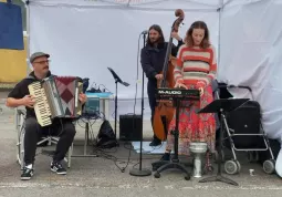 Musica, performance e in regalo le borse per fare la spesa