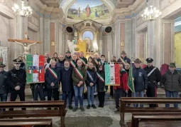 Foto con gli amministratori locali e i rappresentanti delle associazioni 