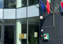 Postazione Dae al polo scolastico