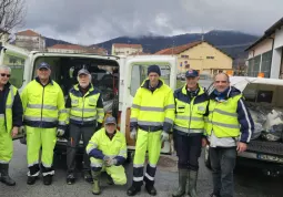 Il gruppo di volontari della Protezione Civile e l'Assessore all'Ambiente Diego Bressi
