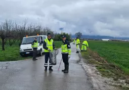 Un momento della raccolta dei rifiuti abbandonati