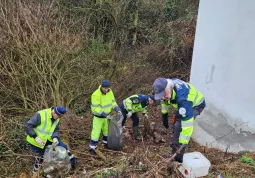 Un momento della raccolta dei rifiuti abbandonati
