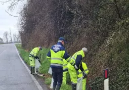 Un momento della raccolta dei rifiuti abbandonati nella zona della Colletta verso Rossana