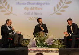 Il critico cinematografo Giancarlo Zappoli e il presidente del Circolo Méliès Mattia Bertaina intervistano Neri Marcorè