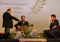 L'attore si esibisce nel brano L'impotenza di Giorgio Gaber